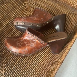 Bare Traps slip on mules with heels in bronze 8.5